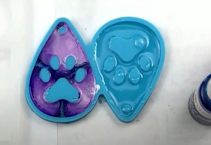 how to make resin earrings using alcohol ink, Resin in mold