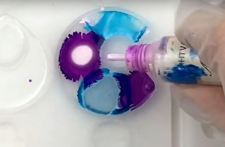 how to make resin earrings using alcohol ink, Adding alcohol ink