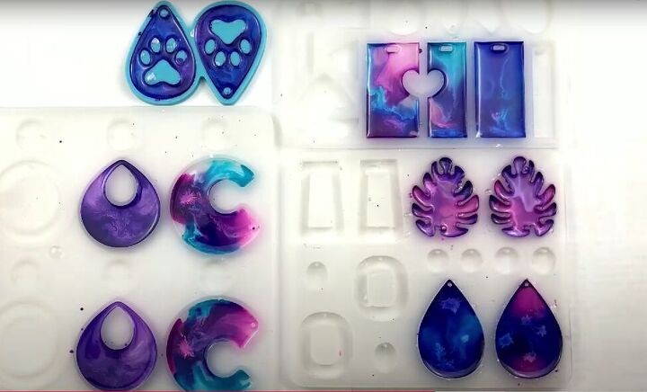 how to make resin earrings using alcohol ink, Resin in molds