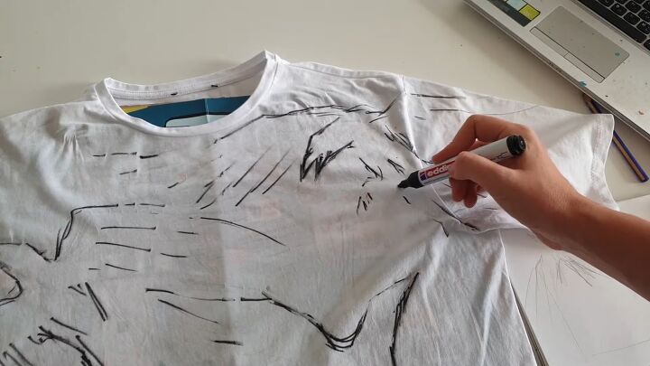 how to diy last minute halloween t shirts, Outling design with marker