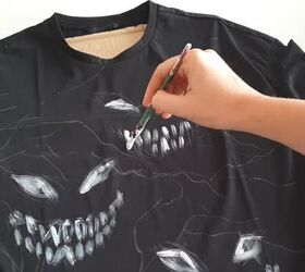 how to diy last minute halloween t shirts, Outlining the design