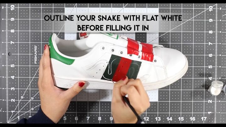 how to diy dupe gucci snake sneakers, Outlining the snake