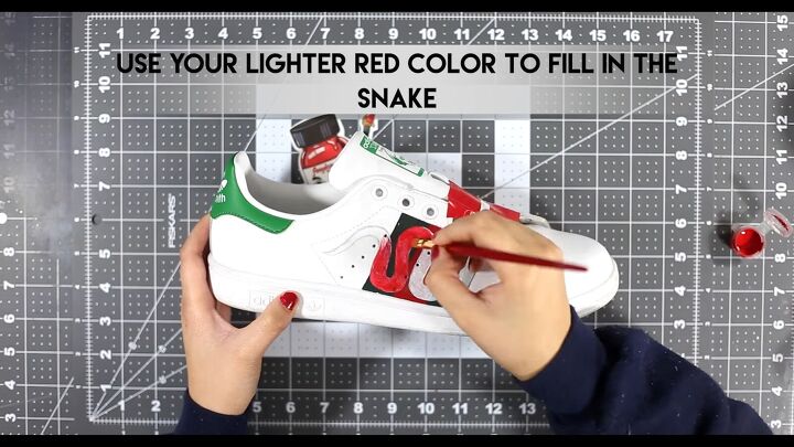 how to diy dupe gucci snake sneakers, Filling in the snake