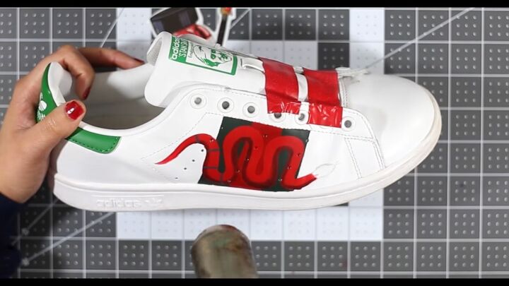 how to diy dupe gucci snake sneakers, Adding lines