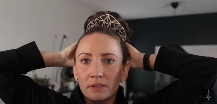 how to thrift a last minute bridgerton halloween costume, Using necklace as a crown