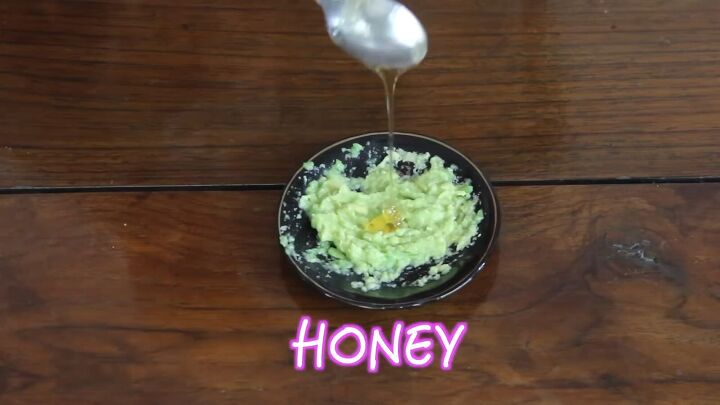 super easy diy avocado face mask recipe, Adding honey
