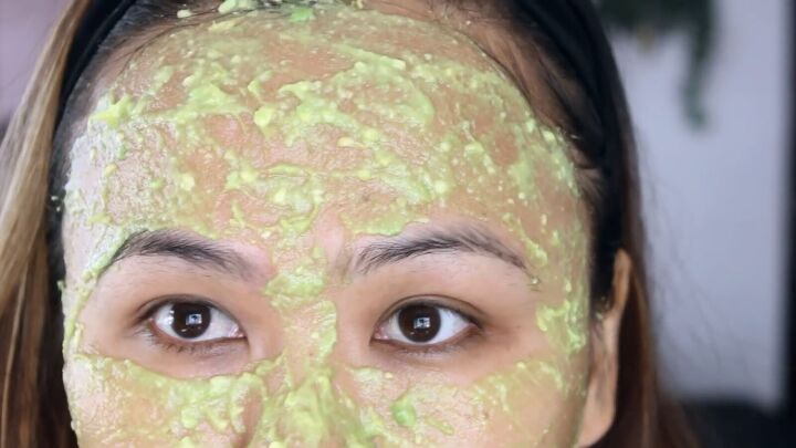 super easy diy avocado face mask recipe, Allowing DIY avocado face mask to sit