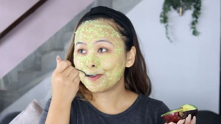super easy diy avocado face mask recipe, Allowing DIY avocado face mask to sit