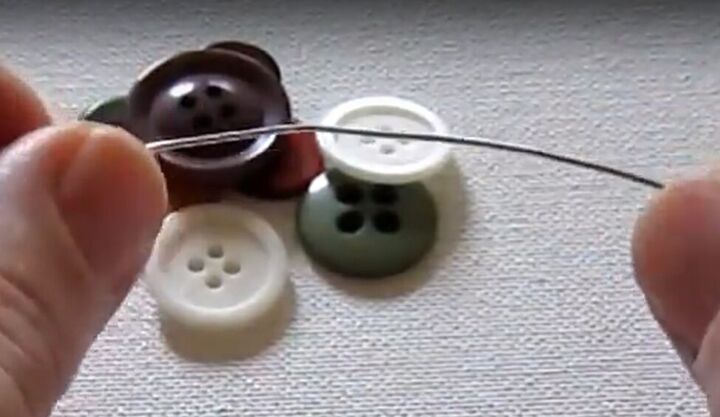 how to diy a cute and easy button necklace, Cutting the wire
