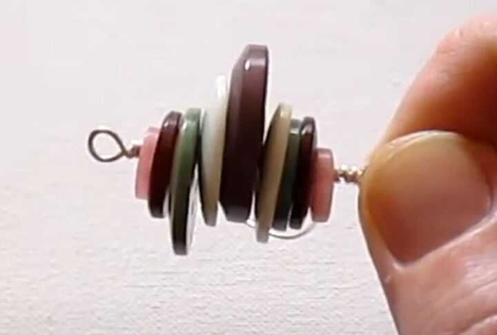 how to diy a cute and easy button necklace, Aligning buttons