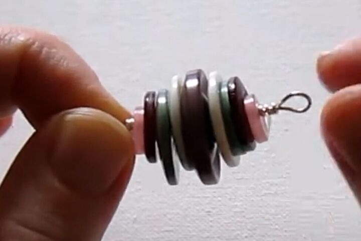 how to diy a cute and easy button necklace, Aligned buttons