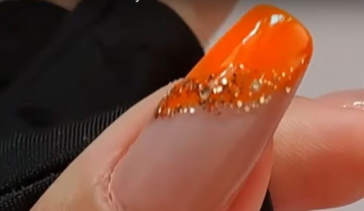 4 step gel nude and orange nails tutorial, Adding glitter