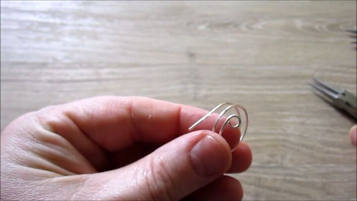 beginner friendly jewelry tutorial how to make a wire wrapped ring, Making loops