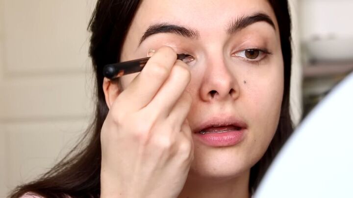 easy and natural 5 minute makeup routine, Applying eyeliner