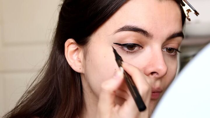 easy and natural 5 minute makeup routine, Applying eyeliner