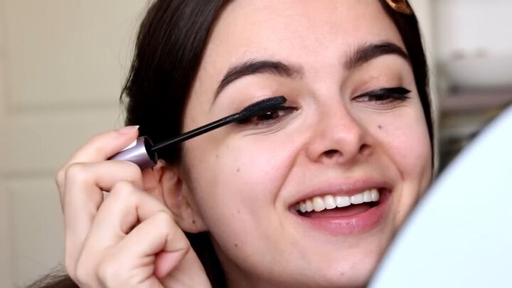 easy and natural 5 minute makeup routine, Applying mascara