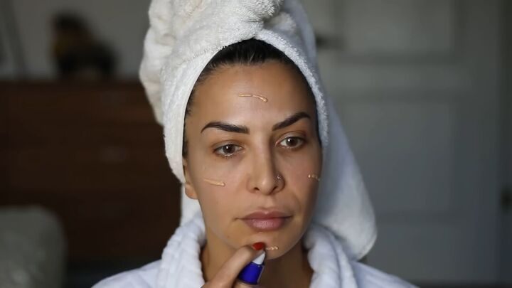 hot tips on how to look good without makeup, Applying tinted moisturizer
