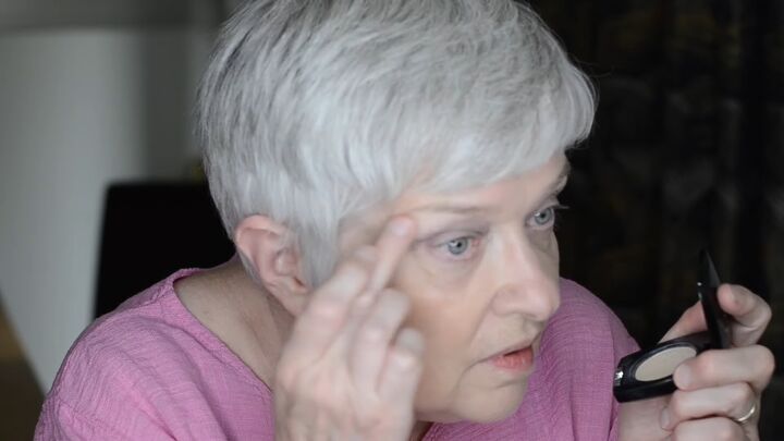 sophisticated 5 minute makeup tutorial, Applying eyeshadow