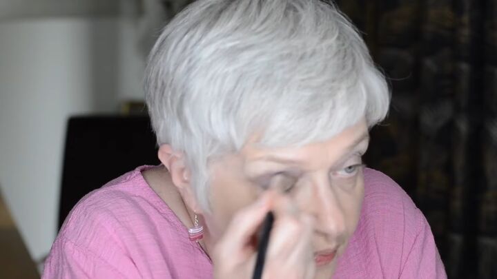 sophisticated 5 minute makeup tutorial, Applying eyeshadow