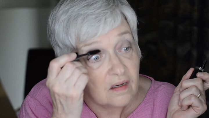 sophisticated 5 minute makeup tutorial, Applying mascara
