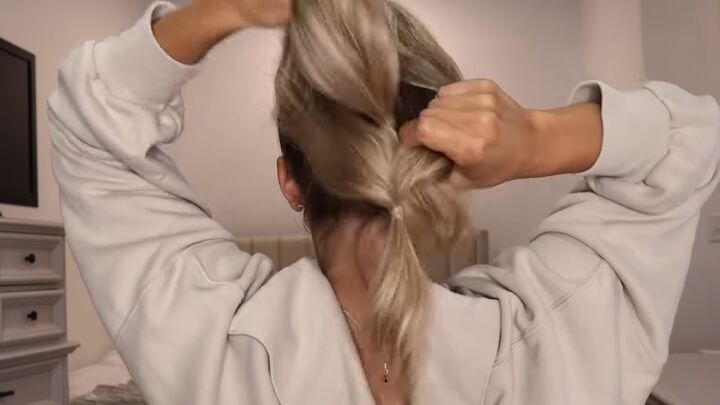 4 cute and easy 60 second hairstyles, Hairstyle 2 Pull through braid