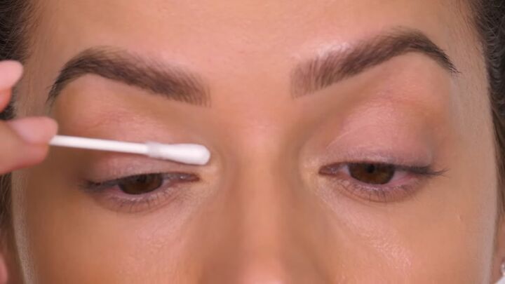 easy undereye makeup tutorial how to stop concealer from creasing, Using cotton bud