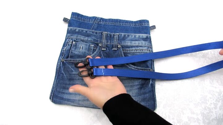 how to diy 2 denim bags from old jeans, Attaching straps