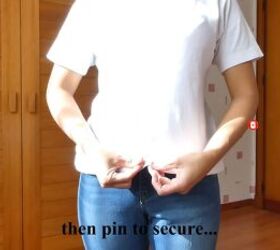 quick and easy tutorial on how to shorten a t shirt, Pinning t shirt