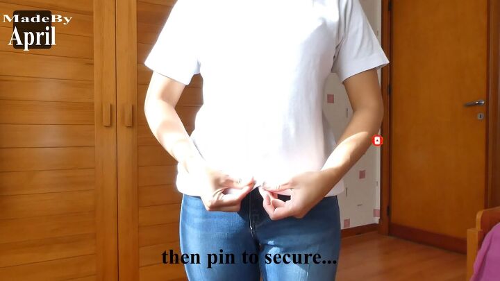 quick and easy tutorial on how to shorten a t shirt, Pinning t shirt