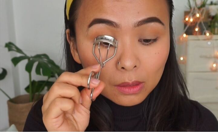 7 super easy mascara hacks for beautiful lashes, Curling lashes