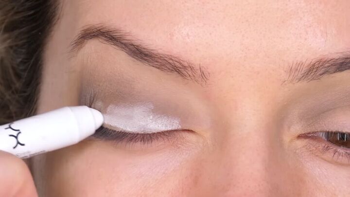 glitter green eye makeup tutorial, Applying white pencil