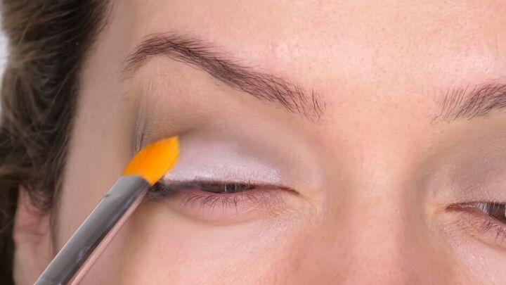 glitter green eye makeup tutorial, Blending white pencil