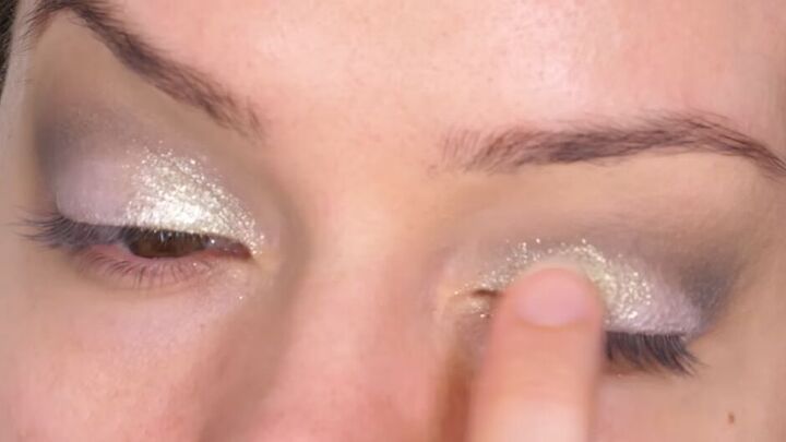 glitter green eye makeup tutorial, Applying eyeshadow