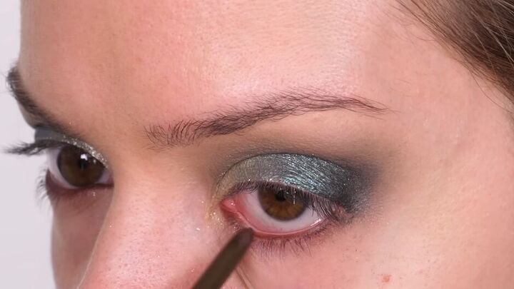 glitter green eye makeup tutorial, Applying eyeliner