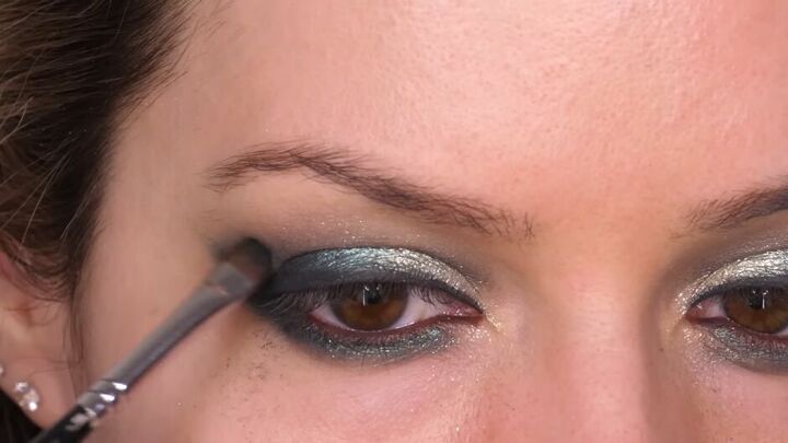 glitter green eye makeup tutorial, Blending eye makeup