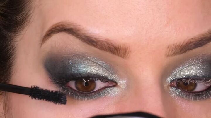 glitter green eye makeup tutorial, Applying mascara
