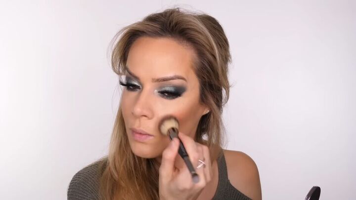 glitter green eye makeup tutorial, Sculpting cheeks
