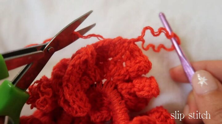 fun crochet hair scrunchie tutorial, Trimming tail