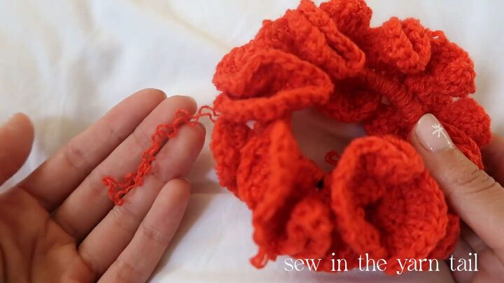 fun crochet hair scrunchie tutorial, Sewing in the yarn