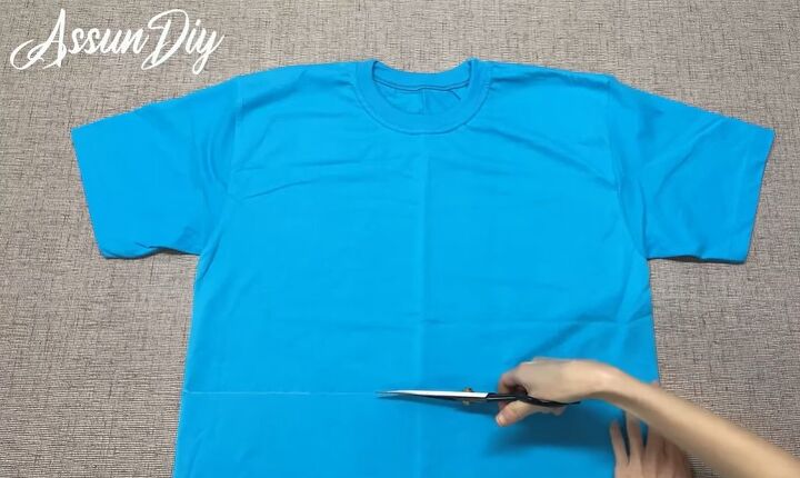 how to cut a t shirt into a cute crop top, Cutting the t shirt