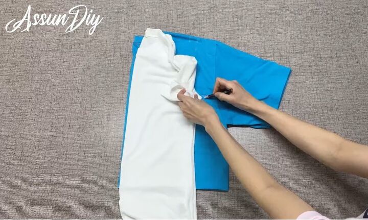 how to cut a t shirt into a cute crop top, Making the t shirt