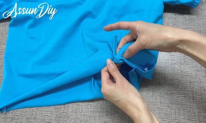 how to cut a t shirt into a cute crop top, Pinching the center