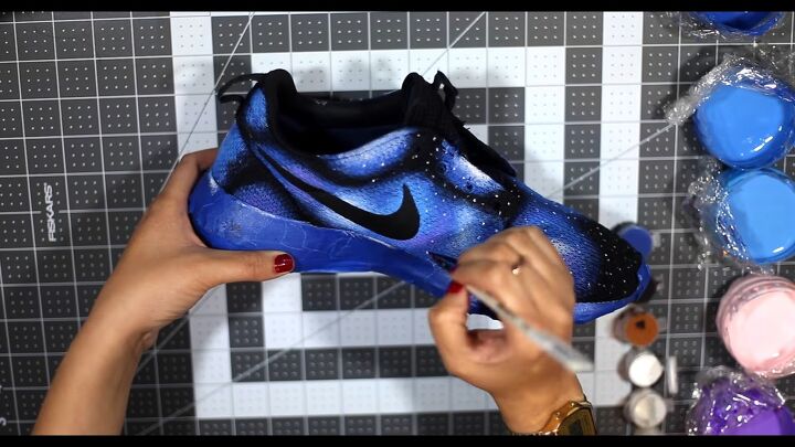painting tutorial how to diy galaxy sneakers, Adding star effect