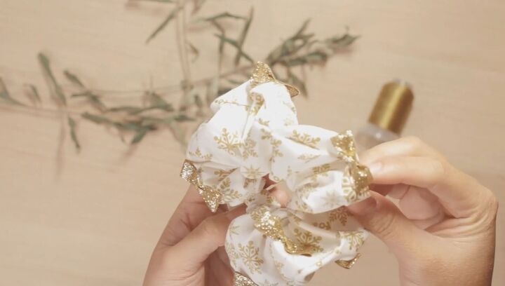 diy stocking stuffer ideas 3 cute christmas scrunchies, Completed small glitter bow