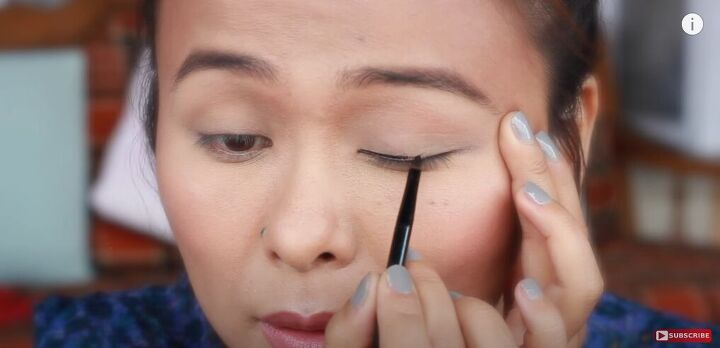 classic and easy black winged eyeliner tutorial, Lining the upper lash line