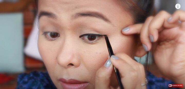 classic and easy black winged eyeliner tutorial, Creating the flick