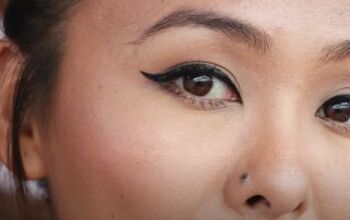 Classic and Easy Black Winged Eyeliner Tutorial