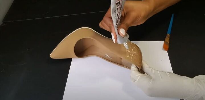 how to diy gold and pink glitter heels, Adding the glue