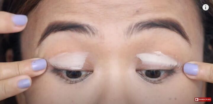 trendy smoky blue eyeshadow tutorial, Applying an eyeshadow primer