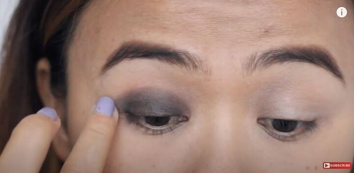trendy smoky blue eyeshadow tutorial, Applying black eyeliner to the lid
